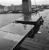 Arbete med bostadsplattformar till oljerigg och lyft till pråm för transport