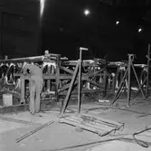 Arbete med krigsbroar i plåtverkst.