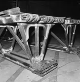 Arbete med krigsbroar i plåtverkst.