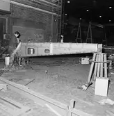 Arbete med krigsbroar i plåtverkst.