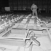 Arbete med krigsbroar i plåtverkst.