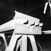 Arbete med krigsbroar i plåtverkst.