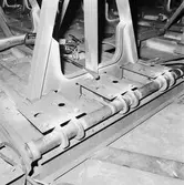 Arbete med krigsbroar i plåtverkst.