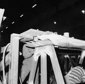 Arbete med krigsbroar i plåtverkst.