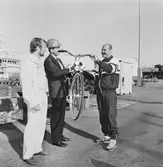 VD H. Hedman överlämnar cykeln till vinnaren C. Carlsson i motionstävlingen