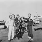 VD H. Hedman överlämnar cykeln till vinnaren C. Carlsson i motionstävlingen