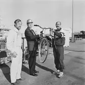 VD H. Hedman överlämnar cykeln till vinnaren C. Carlsson i motionstävlingen