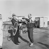 VD H. Hedman överlämnar cykeln till vinnaren C. Carlsson i motionstävlingen
