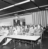 VD H. Hedman informerar för pesronal från Ts o Tele i matsalen kv-nytt