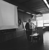 VD Hedman informerar för personal från Ts o tele i matsalen kv-nytt