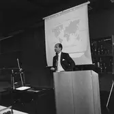 VD Hedman informerar för personal från Ts o tele i matsalen kv-nytt