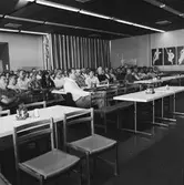 VD Hedman informerar för personal från Ts o tele i matsalen kv-nytt