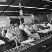 VD Hedman informerar för personal från Ts o tele i matsalen kv-nytt