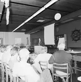 VD Hedman informerar för personal från Ts o tele i matsalen kv-nytt