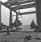 Ptrb. Snapphanen och Kaparen vid kaj lyft av Snapphanen in i skrovhallen