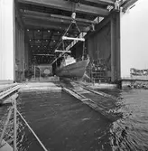 Ptrb. Snapphanen och Kaparen vid kaj lyft av Snapphanen in i skrovhallen