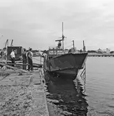 Slipdragning av 200 båt in i gamla motorverkst.