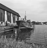 Slipdragning av 200 båt in i gamla motorverkst.