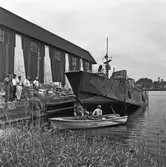 Slipdragning av 200 båt in i gamla motorverkst.