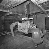 Lyft av motor till båt nr 1 Singapore fartyget