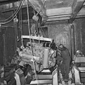 Lyft av motor till båt nr 1 Singapore fartyget