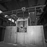 Lyft av motor till båt nr 1 Singapore fartyget