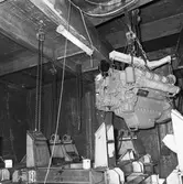 Lyft av motor till båt nr 1 Singapore fartyget