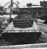 Lyft av ribbspantformen från skrovet på nyb 438 Singapore