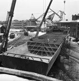 Lyft av ribbspantformen från skrovet på nyb 438 Singapore