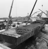 Lyft av ribbspantformen från skrovet på nyb 438 Singapore