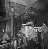 Lyft av motor till maskinrum Nyb 435 Singapor