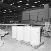 Arbetsverktyg och skyddsmasken i plastverkstan