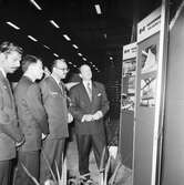 Besökande från Singapor vid Nyb 438 i plastverkst.