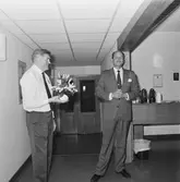 VD H. Hedman överlämnar check till Rolf Hasselqvist