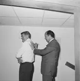 VD H. Hedman överlämnar check till Rolf Hasselqvist