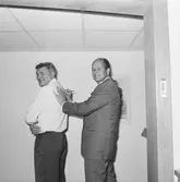 VD H. Hedman överlämnar check till Rolf Hasselqvist