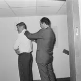 VD H. Hedman överlämnar check till Rolf Hasselqvist