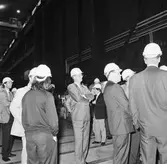 VD Tony Hjort från Kockums med besökare å varvet