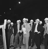 VD Tony Hjort från Kockums med besökare å varvet