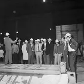 VD Tony Hjort från Kockums med besökare å varvet