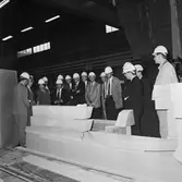 VD Tony Hjort från Kockums med besökare å varvet