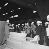 VD Tony Hjort från Kockums med besökare å varvet