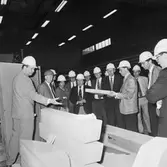 VD Tony Hjort från Kockums med besökare å varvet