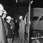 VD Tony Hjort från Kockums med besökare å varvet