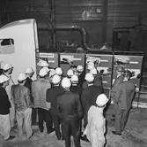 VD Tony Hjort från Kockums med besökare å varvet