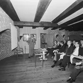 VD Tony Hjort från Kockums med besökare å varvet