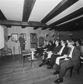 VD Tony Hjort från Kockums med besökare å varvet