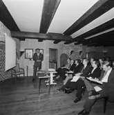 VD Tony Hjort från Kockums med besökare å varvet