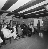 VD Tony Hjort från Kockums med besökare å varvet