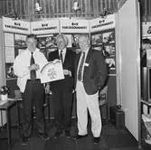 Personal från Tele vid uställningsskärm (Enköping)